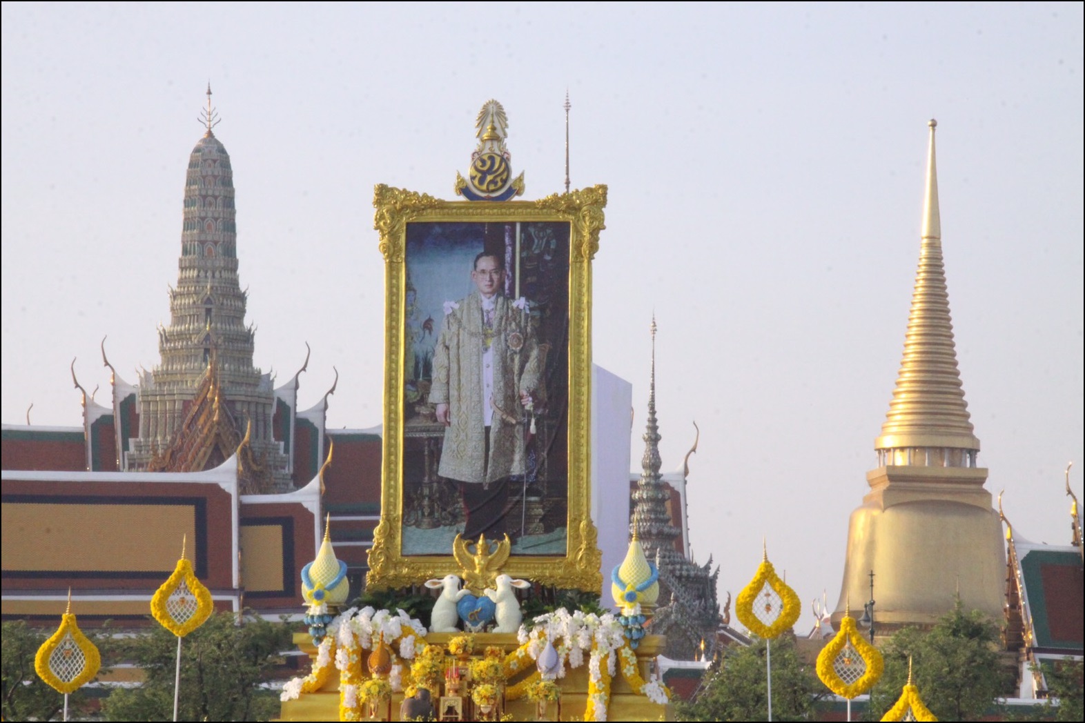 ﻿    กรมบังคับคดีร่วมพิธีวางพวงมาลาและถวายบังคม  เนื่องในวันคล้ายวันสวรรคต พระบาทสมเด็จพระปรมินทรมหาภูมิพลอดุลยเดช บรมนาถบพิตร
